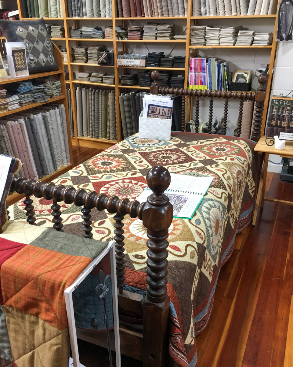 A bed covered with a quilt at Patchwork Passion